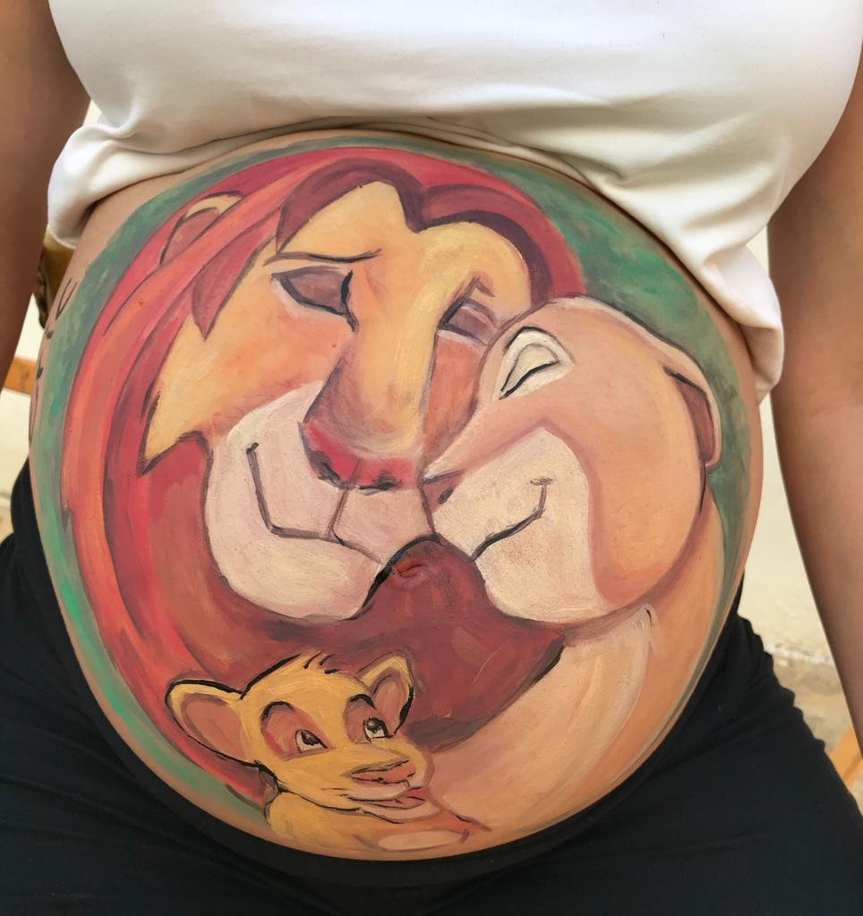 Pintura del rey león en vientre de embaraza