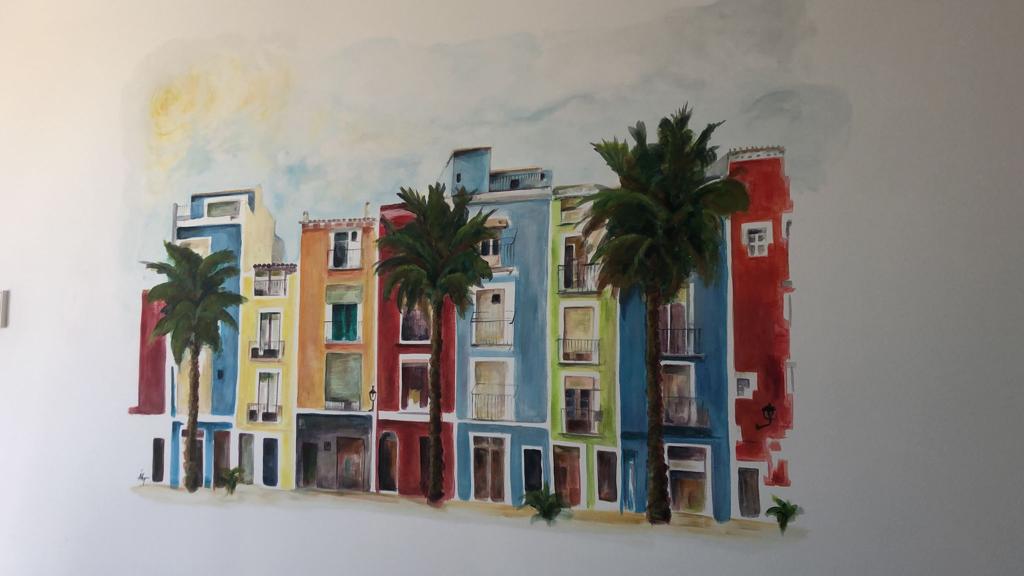 Dibujo de tres palmera con edificios de colores